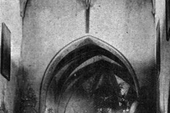 pohled z lodi do presbytáře na počátku 20. století ( © Antonín Podlaha: Posvátná místa království Českého; Díl 1. Vikariáty: Českobrodský, Černokostelecký, Mnichovický a Prosecký, Dědictví sv. Jana Nepomuckého, Praha 1907)