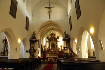 Interiér - pohled ke kněžišti (©  doxa, 10/2011)
