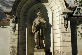 Socha sv. Jana Nepomuckého z r. 1900 naproti průčelí kostela (©  doxa, 10/2011)