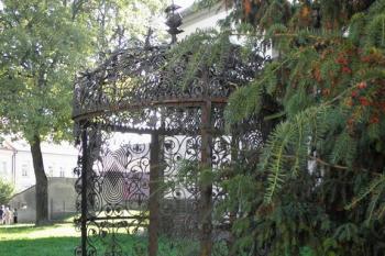 Tepaná mříž neznámého původu a účelu u severního boku kostela (©  doxa, 10/2011)