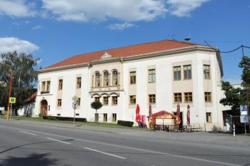 hlavní průčelí zámku ( © Jan P. Štěpánek 07/2014)