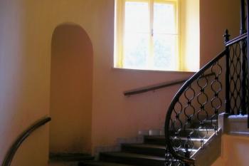 schodiště z přízemí do patra zámku ( © Ondřej Štěpánek 08/2007)
