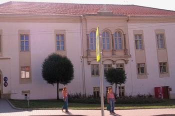 čelní pohled na hlavní zámeckou budovu ( © Ondřej Štěpánek 08/2007)