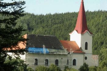 kostel sv. Barbory z protějšího břehu Úterského potoka (© Milan Caha, 07/2007)