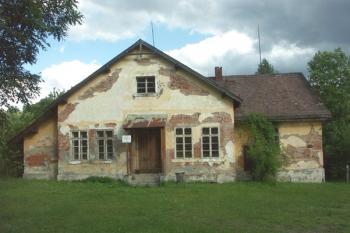 budova bývalé nové školy (© Milan Caha, 07/2007)