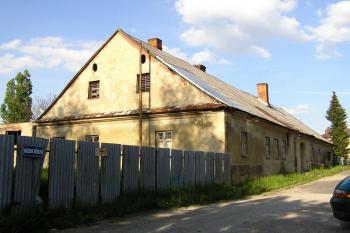 Pohled od západu na panský dvůr Zemanství ( © Jan P. Štěpánek 07/2007)