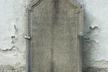 náhrobník na jižní stěně kostela ( © Milan Caha 11/2007)