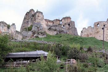 panorama hradu od jihu ( © Pavel Zany Komárek 6/5/2005)