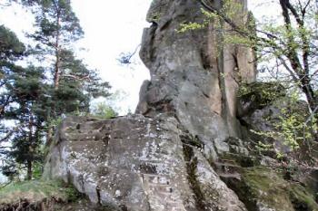 skalní blok v čele korczyńského předhradí ( © Pavel Zany Komárek 6/5/2005)