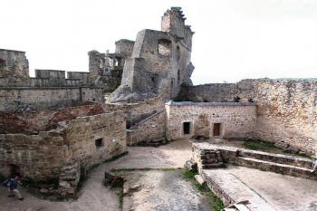 návoří středního hradu, v pozadí horní hrad, vlevo kaple ( © Pavel Zany Komárek 6/5/2005)