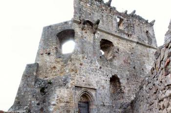 vstupní průčelí horního hradu ( © Pavel Zany Komárek 6/5/2005)