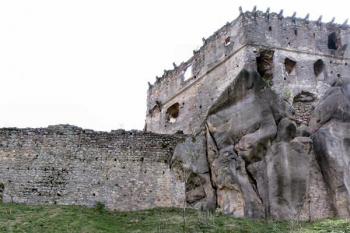 vlevo severní hradba středního hradu, vpravo horní hrad ( © Pavel Zany Komárek 12/2005)