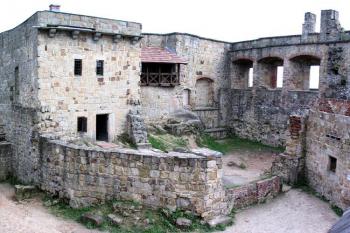 jihovýchodní část středního hradu ( © Pavel Zany Komárek 6/5/2005)