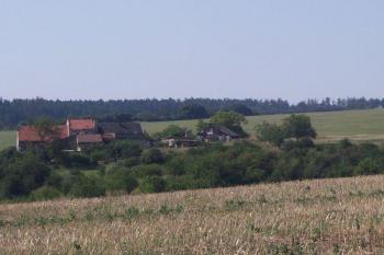 Určice - větrný mlýn - Pohled na lokalitu, kde stával větrný mlýn od severu. (© Ivo Rozehnal, 08/2007)
