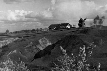 Určice - větrný mlýn - Historická fotografie větrného mlýna v Určicích. Fotografie dánase souhlasem autora originálu (© JV ? )