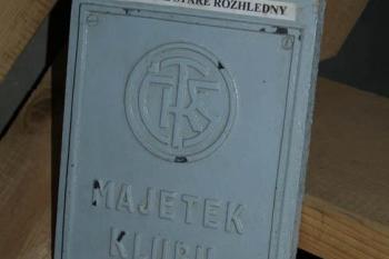 Tabulka z původní rozhledny (© Kryštof Šťastný, 08/2007)
