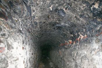 spojovací chodba ve sklepě jižního křídla ( © Pavel Zany Komárek 5.5. 2007)