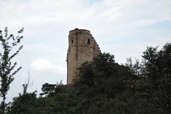 Hrad Chojnik - pohled na bergfrit z nedaleké vyhlídky (© aleshwarrior, 07/2016)