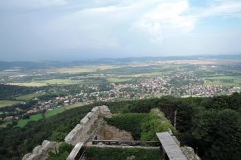 Hrad Chojnik - výhled z bergfritu do okolí (© aleshwarrior, 07/2016)