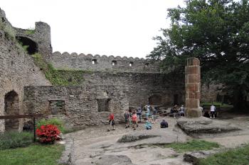 Hrad Chojnik - nádvoří s pranýřem (© aleshwarrior, 07/2016)