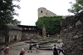 Hrad Chojnik - nádvoří s pranýřem (© aleshwarrior, 07/2016)