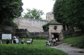 Hrad Chojnik - před hradem (© aleshwarrior, 07/2016)