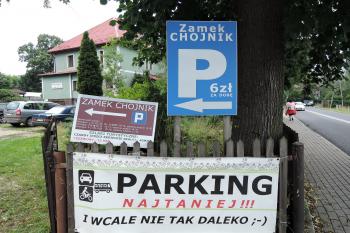 Hrad Chojnik - v obci Sobieszów pod hradem je několik parkovišť (© aleshwarrior, 07/2016)