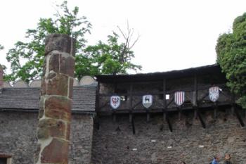 Pranýř z pískovcových kvádrů na nádvoří předhradí ( © iV 5. 5. 2007)