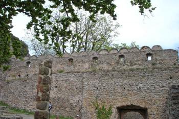 Typické renesanční půlobloučkové atiky na hřebeni hradeb ( © iV 5. 5. 2007)