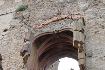 Zbytky kaple sv. Jiří a sv. Kateřiny ze 14. století ( © iV 5. 5. 2007)