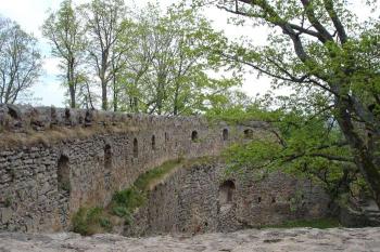 Hradba druhého (vnějšího) předhradí ( © iV 5. 5. 2007)
