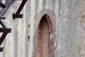 Zbytky kaple sv. Jiří a sv. Kateřiny ze 14. století - pohled z nádvorní strany ( © iV 5. 5. 2007)