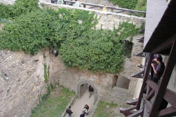 Pohled z bergfritu na nádvoří a vstupní portál do přízemí paláce ( © iV 5. 5. 2007)
