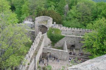 Pohled z bergfritu na opevnění vnitřního předhradí s kruhovou věží v nároží ( © iV 5. 5. 2007)
