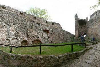 vnější předhradí od jihu ( © Pavel Zany Komárek 5.5. 2007)