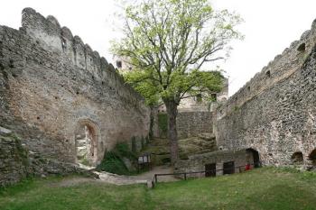 vnější předhradí od severu ( © Pavel Zany Komárek 5.5. 2007)