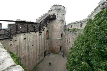 nádvoří jádra s bergfritem v pohledu z paláce ( © Pavel Zany Komárek 5.5. 2007)