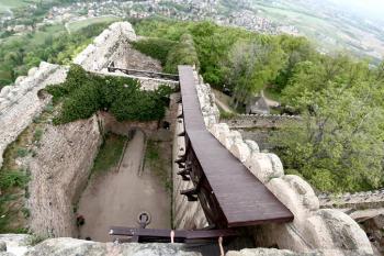 nádvoří a palác jádra v pohledu z ochozu bergfritu ( © Pavel Zany Komárek 5.5. 2007)