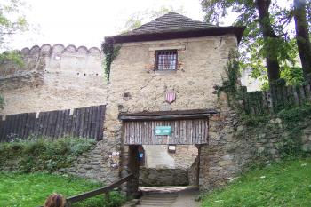 brána vstupu (© George Kupferhammer, 08/2009)