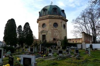 hřbitovní kaple Lobkoviců, kaple Nejsvětějšího jména Ježíšova z roku 1826 ( © František Kinař 05/2017)