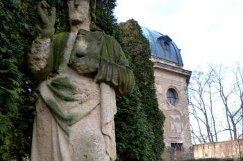 hřbitovní kaple Lobkoviců, kaple Nejsvětějšího jména Ježíšova z roku 1826 ( © František Kinař 05/2017)
