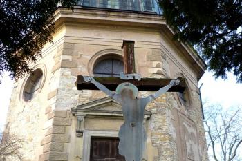 hřbitovní kaple Lobkoviců, kaple Nejsvětějšího jména Ježíšova z roku 1826 ( © František Kinař 05/2017)