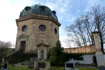 hřbitovní kaple Lobkoviců, kaple Nejsvětějšího jména Ježíšova z roku 1826 ( © František Kinař 05/2017)
