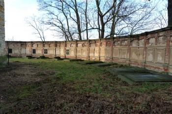 hřbitovní kaple Lobkoviců, kaple Nejsvětějšího jména Ježíšova z roku 1826 ( © František Kinař 05/2017)