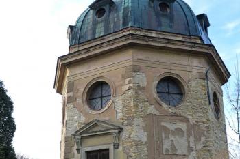 hřbitovní kaple Lobkoviců, kaple Nejsvětějšího jména Ježíšova z roku 1826 ( © František Kinař 05/2017)