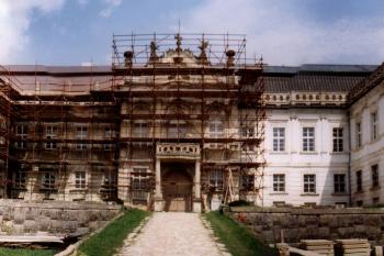 zámek na počátku rekonstrukce ( © Pavel Zany Komárek 16. 4. 1999)
