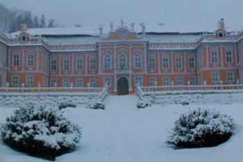 zasněžený zámek za silvestrovského odpoledne na přelomu tisíciletí ( © Pavel Zany Komárek 31. 12. 2000)