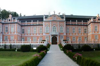 panorama nádvoří od jihu (© Pavel Zany Komárek 3. 8. 2003)