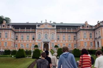 Příchod k zámku (© Oldřich Šmíd, 06/2008)