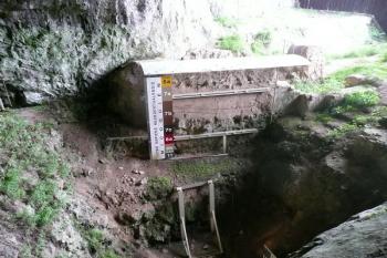 pohled do souvrství několika epoch při vstupu do jeskyně ( © Jan P. Štěpánek 06/2008)